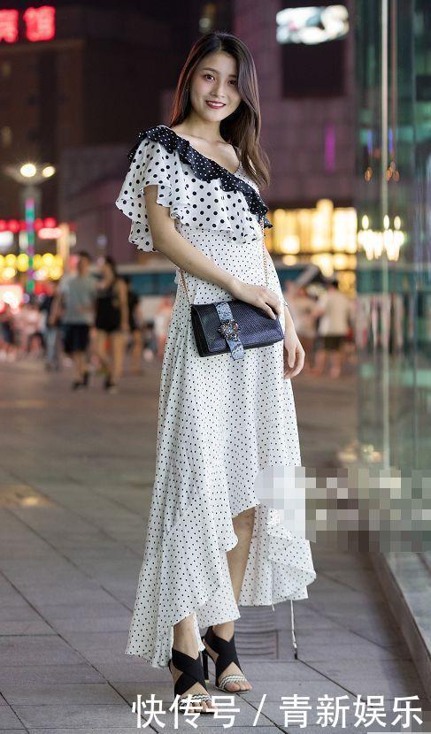 街拍美女身穿吊带的紧身裙,搭配一双靓丽的高跟鞋,更显摩登时尚范