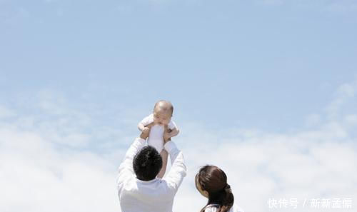 宝宝|“最碍事”的宝宝火了，被吃烧烤的爸妈放在包里，网友：心多大！