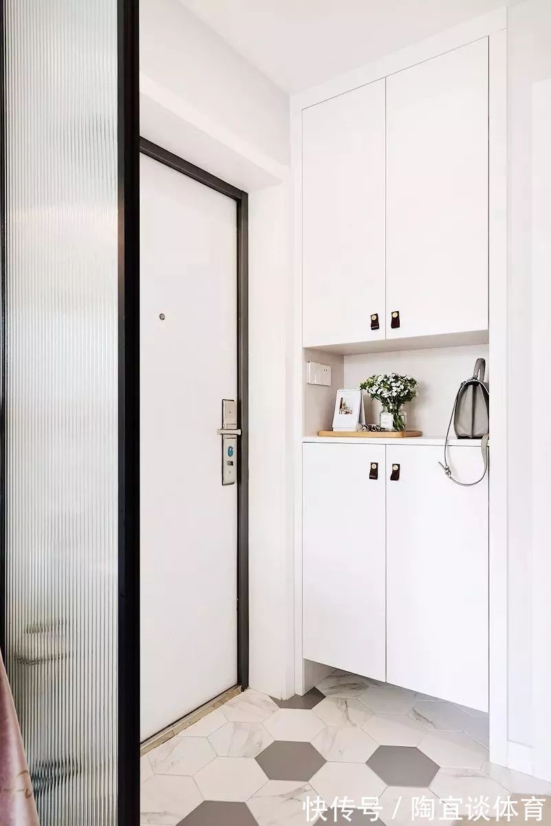 玄关|开门见厅的户型,这样装照样可以有玄关柜,比成品鞋柜更实用美观