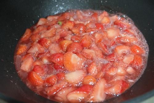 三月最爱草莓，自制草莓酱做法简单无添加剂，好吃看得见