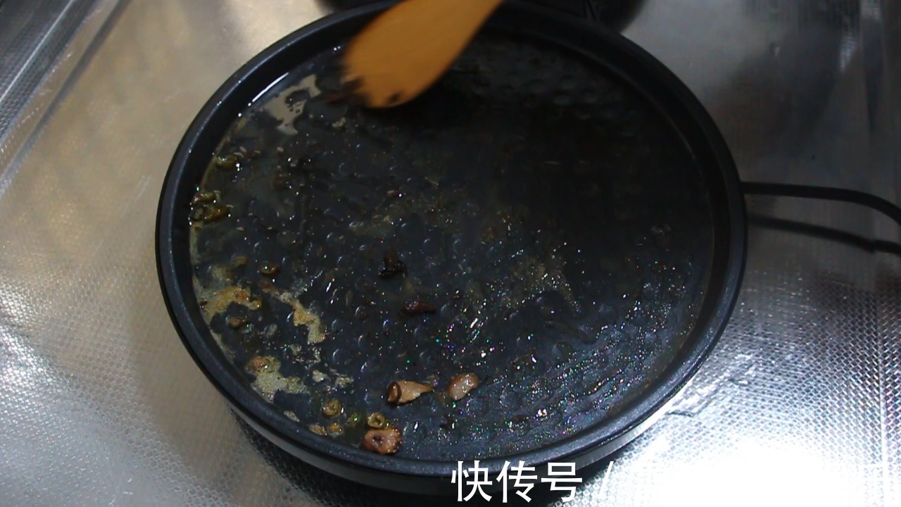 电饼铛用完怎么洗?教你一招不用刷,顽固的油垢都会掉!