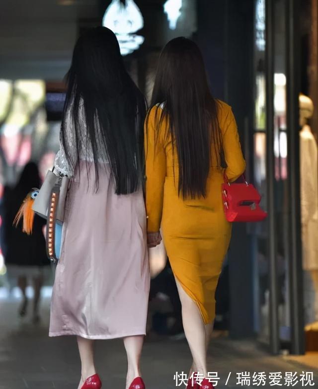 修身裙|明黄色v领修身裙配鲜红色手袋，简洁大方，时尚大气
