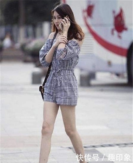 上衣|街拍美女黑色上衣配阔腿裤,身材苗条有致,妩媚又动人