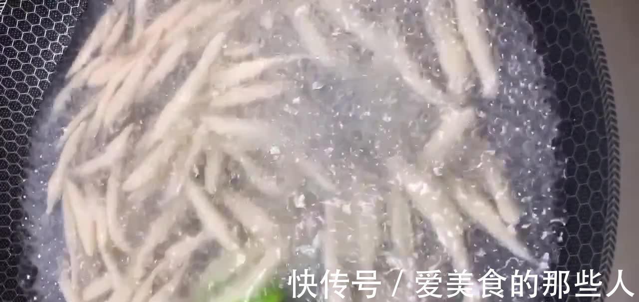 手把手教你做炝拌面鱼，口感香辣味美筋道滑溜，做法比面条简单！