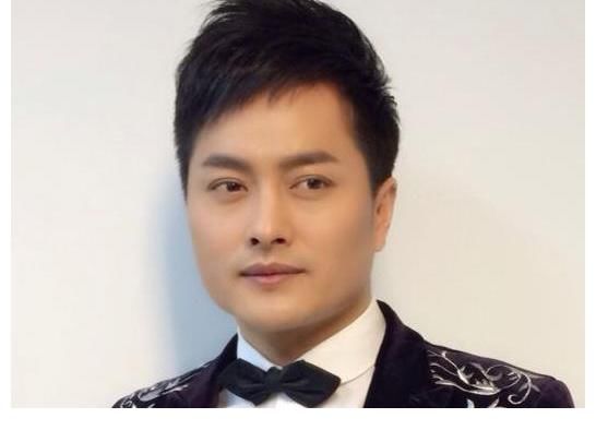 央視春晚|他因參加《星光大道》走紅，二婚娶“師妹”，如今過(guò)得幸福美滿！