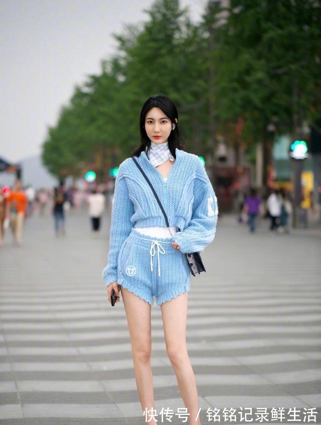 时节 夏末秋初，“卫衣”更时髦的打开方式搭配这4款裤装！
