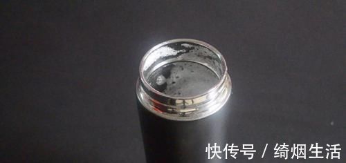 保温杯脏了不好洗?教你用一秘招,洗完就和新买的一样干净,很实用