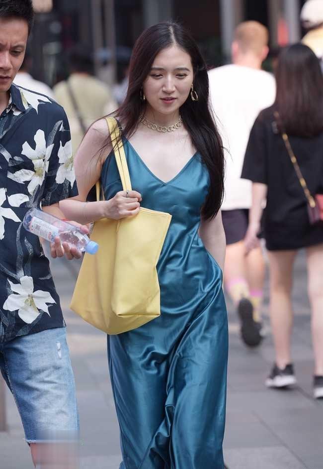 吊带|青蓝色吊带连衣裙,一裙到底的简约效果,俏皮的表情充满妩媚感