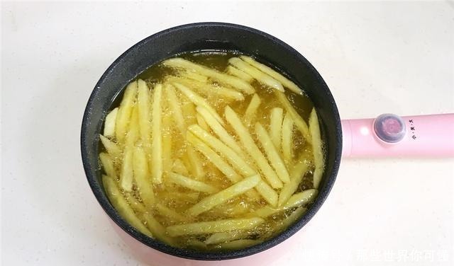 炸薯条,土豆直接炸大错特错,多做1步,薯条酥脆不发软,特好吃