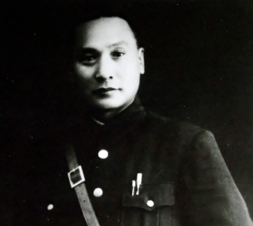 龙云|抗战爆发后,滇军让龙云编成两个军出滇参战,那么军长都是谁担任