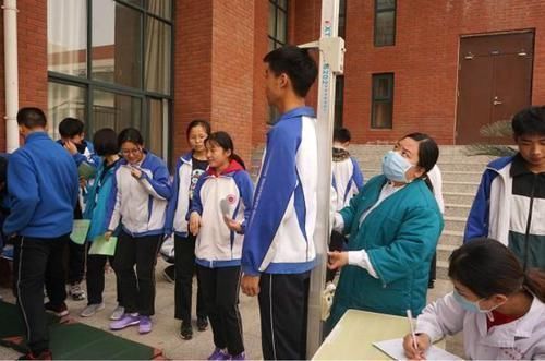 特征|孩子上初中,若出现这3个特征,身高可能已经“固定”,不长个了
