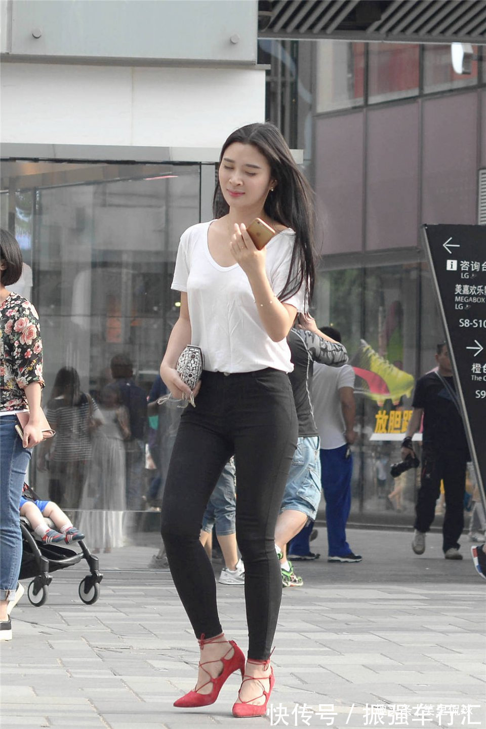 高跟鞋 黑色紧身牛仔裤搭配白色T恤,简单又显身材的穿搭