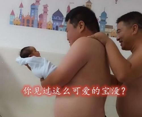 爸爸|爸爸和舅舅抢着抱宝宝走红,像极了猪八戒看人参果:越看越喜感