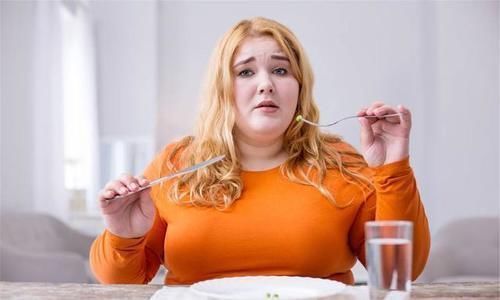 过度肥胖|致减肥人士:吃晚餐时记住“4句话”,体重或能慢慢往下降