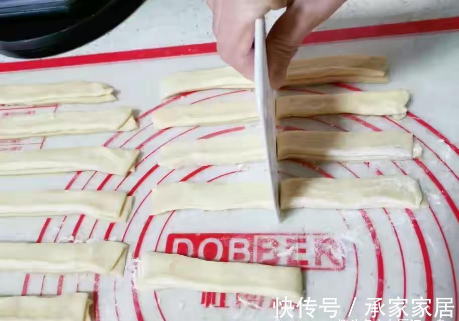 酥脆|炸油条用放酵母吗?教你正确做法,出锅金黄酥脆,凉了也不硬