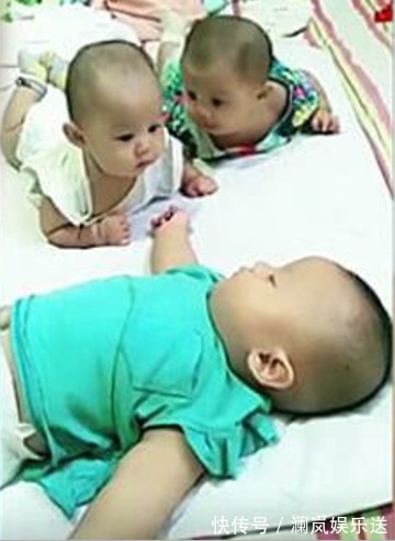 小尚|三胞胎睡午觉,两妹妹醒来后合计要不要叫醒哥哥,真是太可爱了