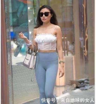 淑女风 穿着打底裤俏皮又活泼,淑女风中又增添几分小性感,减龄又大气!