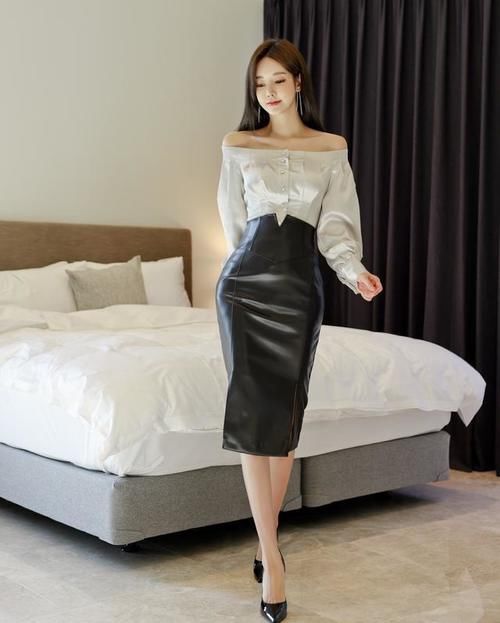 诙谐一字肩清凉衬衫搭配雅黑中长皮裙，塑造孙允珠水木清华