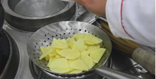 土豆片试试这个做法,肉都不放,炒出来清淡营养,家常实用