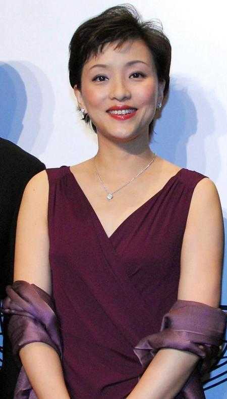 杨澜与老公携手出席活动,穿紫色连衣裙端庄大气,网友:性感撩人