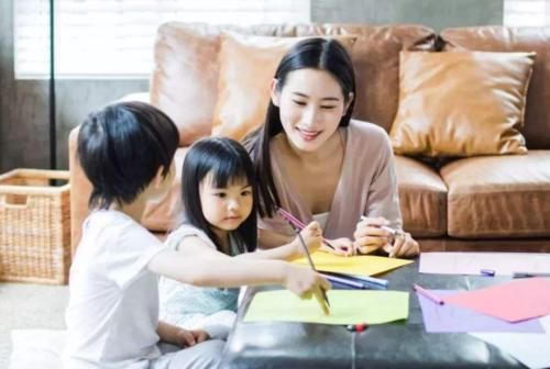 小女孩|冬夜里小女孩一个人在产房外等妈妈，手里抱着被子，一番话让人动容