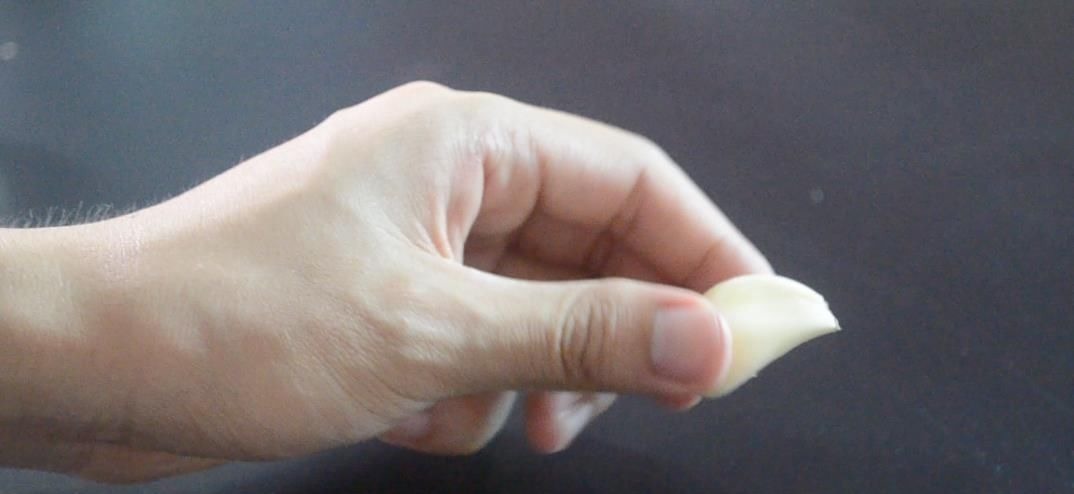 大蒜去皮不用手抠, 一个啤酒瓶盖就能搞定, 1分钟能剥一大碗