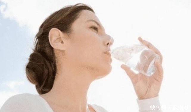 白開水|常年喝茶葉的人和只喝白開水的人，誰的身體會(huì)更好？