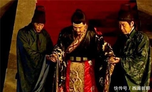 权臣:我老了想辞官告老,群臣纷纷夸赞,只有一人猜出:他想称帝