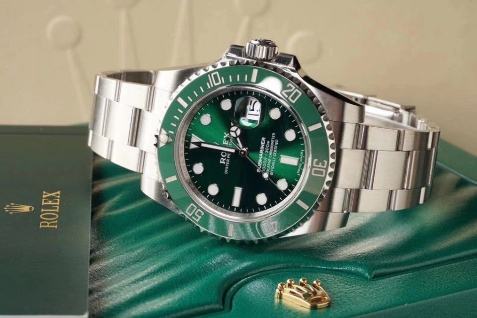 绿水鬼 在价格上天的绿水鬼面前,谁能拿下潜水表的下一个宝座!那只有五十噚莫属了!!!