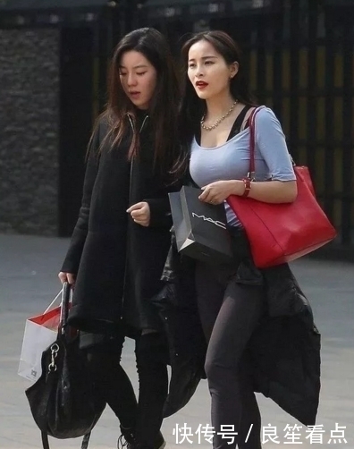 街拍:时尚甜美的小姐姐,穿搭个性,不失端庄