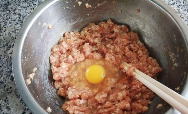 下锅|煮饺子时,万万不可水开就下锅,多加这1步,饺子鲜嫩不破皮