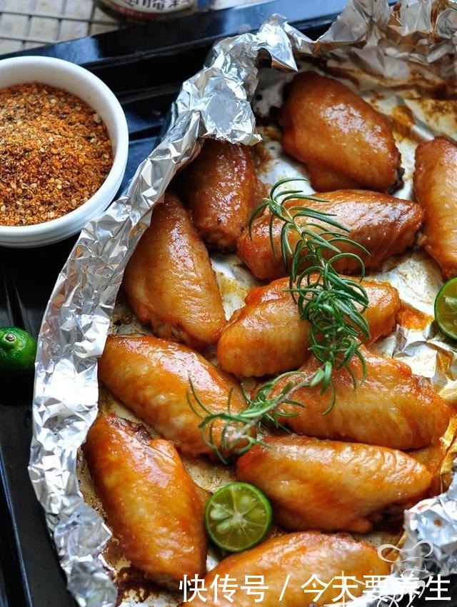我家的鸡翅这样做,腌制一下入烤箱烤烤,金黄诱人上桌立马被抢光