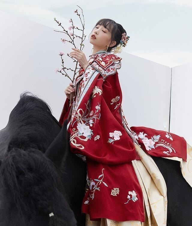 可可@汉服娘到小摊上买东西,老板“衣服很好看,就是长得不好看!”