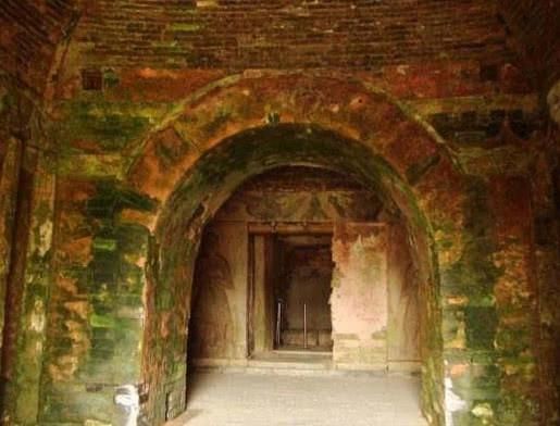 门上|放牛娃山中发现古墓，专家赶到后发现墓门上八个字，瞬间就怒了