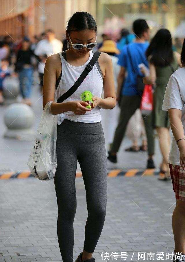 字裤|亲民风格的打底裤,简单搭配就能让造型美感进阶,非常不错。