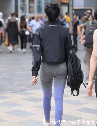 风衣 黑色长袖风衣搭配高腰瑜伽裤,修身时尚大方得体,运动感满满