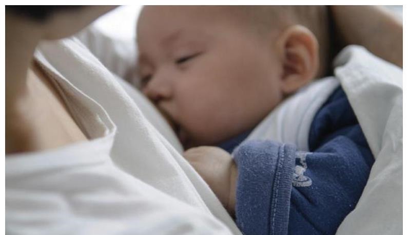 奶粉|为啥宝宝喝母乳频繁夜醒，喝奶粉却能一觉睡天亮？不止营养问题