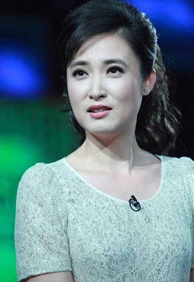 舞蹈出身却被迫成为央视主持人,颜值不输李红,半隐退后生活成谜