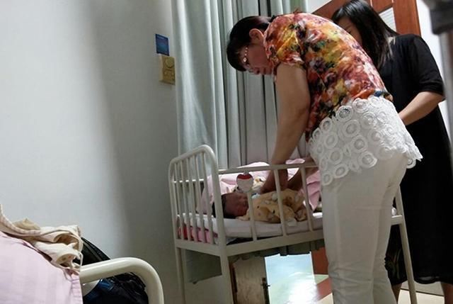 月龄|新生儿骨骼柔软，不同月龄抱法不同，家长抱姿不正确是大忌