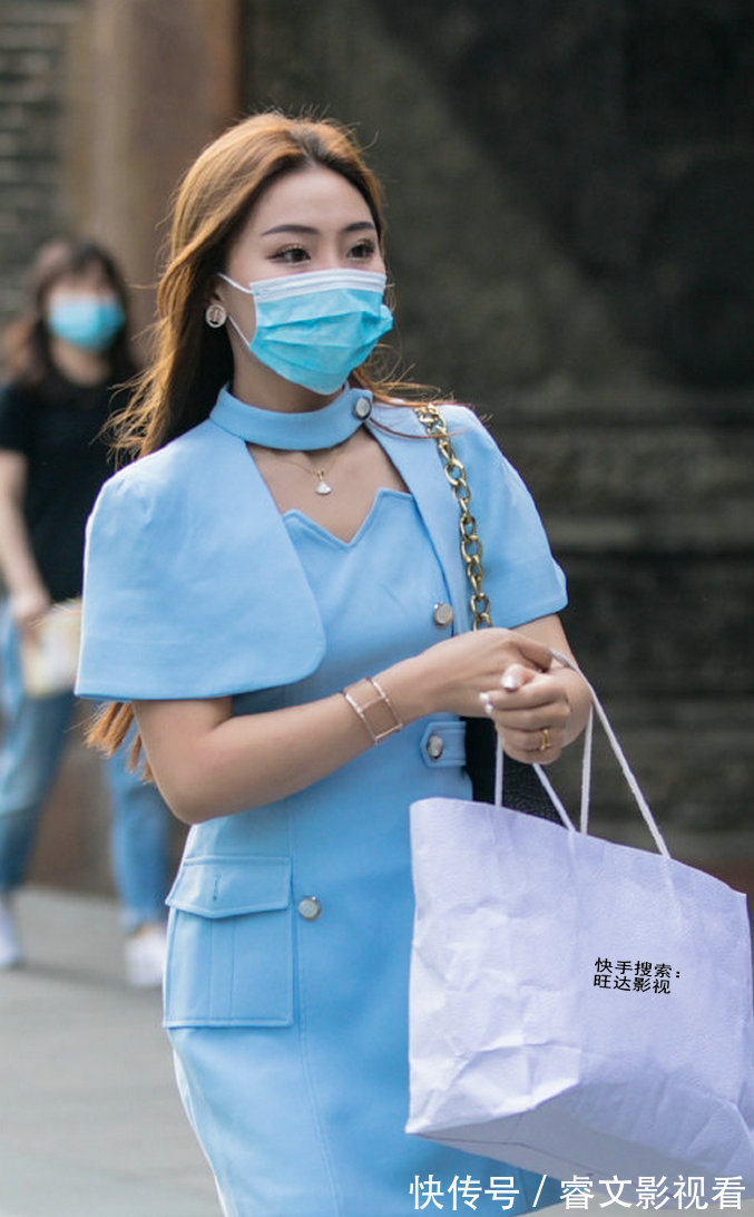 连衣裙|街拍:连衣裙不仅清凉显身材,也会展现迷人气质