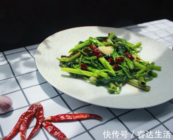 叶绿素|炒空心菜时总发黑，还出水？学会大厨这招，出锅又绿又嫩，很脆爽