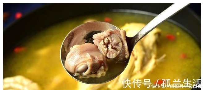 血水|炖鸡汤,最忌直接加水炖,教你一招,鸡肉鲜嫩入味,鸡汤鲜香浓郁!
