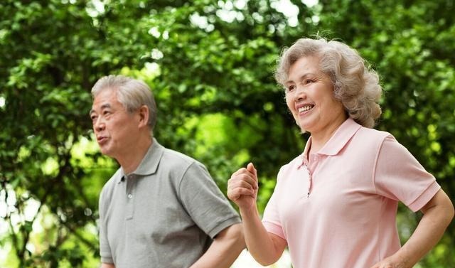 饮食习惯|老人瘦才更长寿？医生：60岁以上老人体重在这个范围内才健康