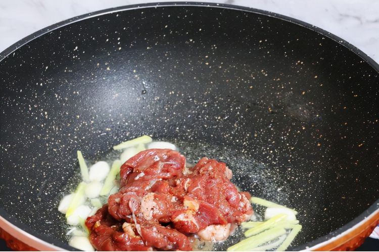 这道快炒菜来上一盘，吃个心花怒放，冬季吃正好