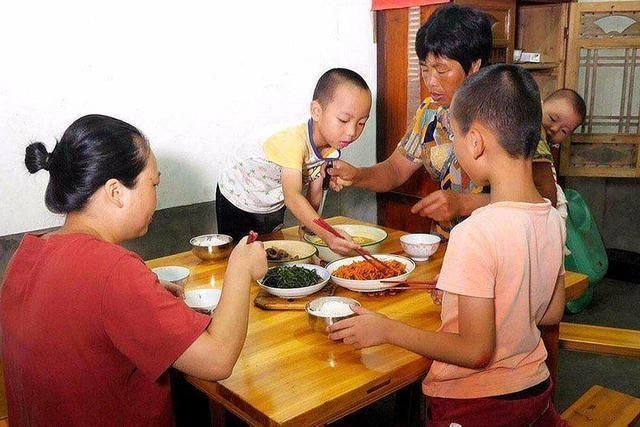 教养|“饭桌教养”决定孩子的未来,出现这3种行为时,家长要引起重视
