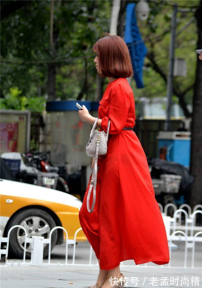 高跟鞋|红色连衣长裙,搭配香槟色高跟鞋,简单的穿搭,谁穿都美