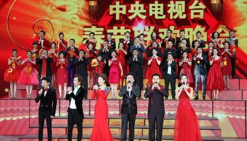 《新闻联播》主持人为什么要低头看稿？他们手里的纸是干嘛用的？