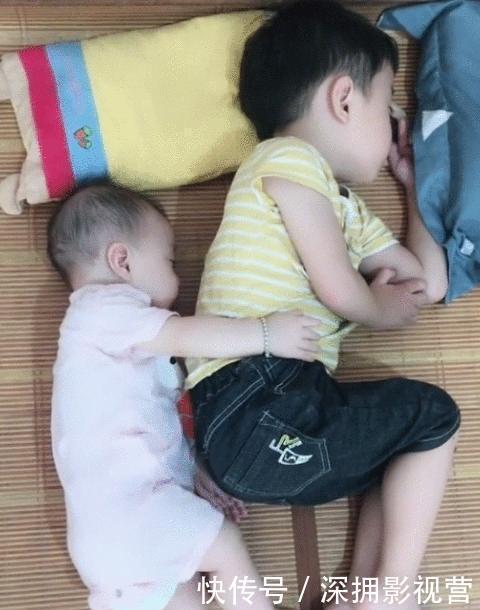 妹妹|妈妈把宝宝身上被子拿开，二宝抱着哥哥的动作，网友：场面好感人