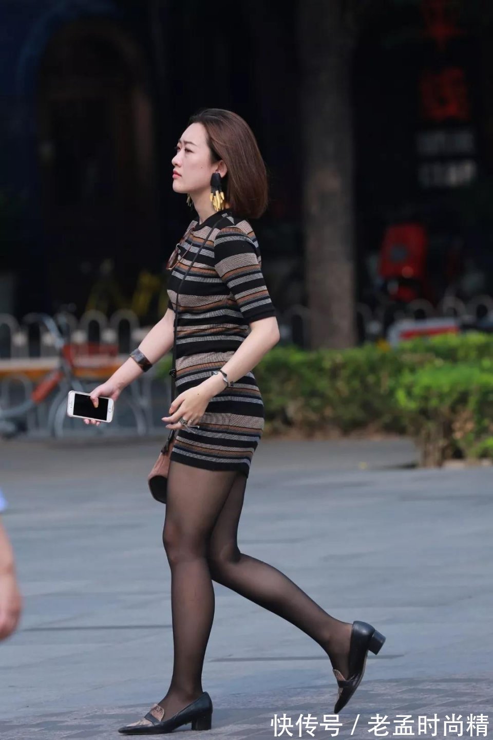 美少妇|街拍美女:紧身条纹包臀裙搭黑丝袜的性感美少妇, 丰腴身姿窈窕婀娜!