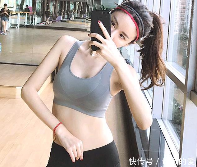 紧身裤|街拍身材苗条的小姐姐紧身裤凸显大长腿，穿衣风格也很有个性